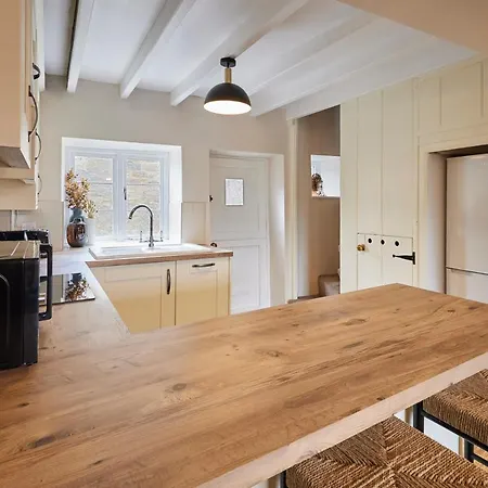 Host & - Dale End 커크비모어사이드